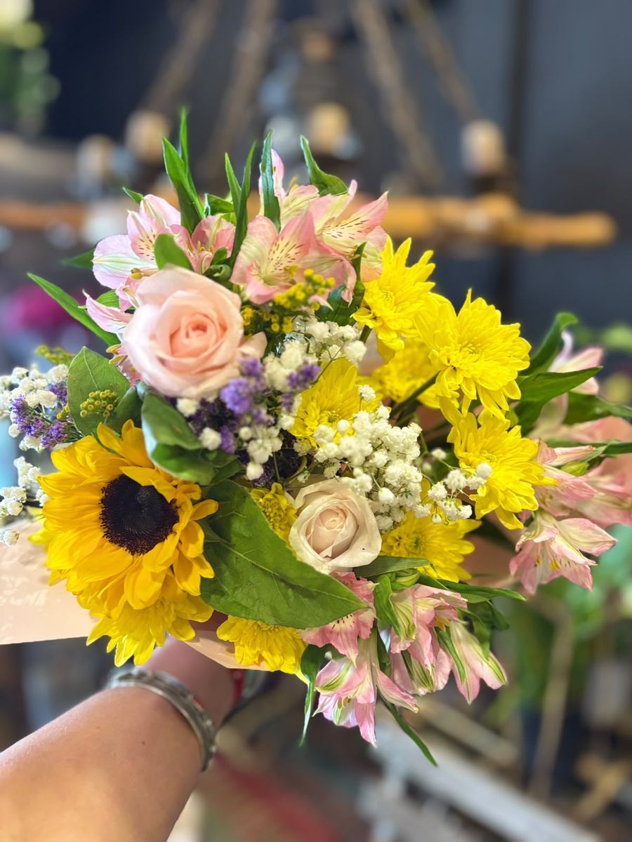 Ramo con girasol, rosas y alstroemerias
