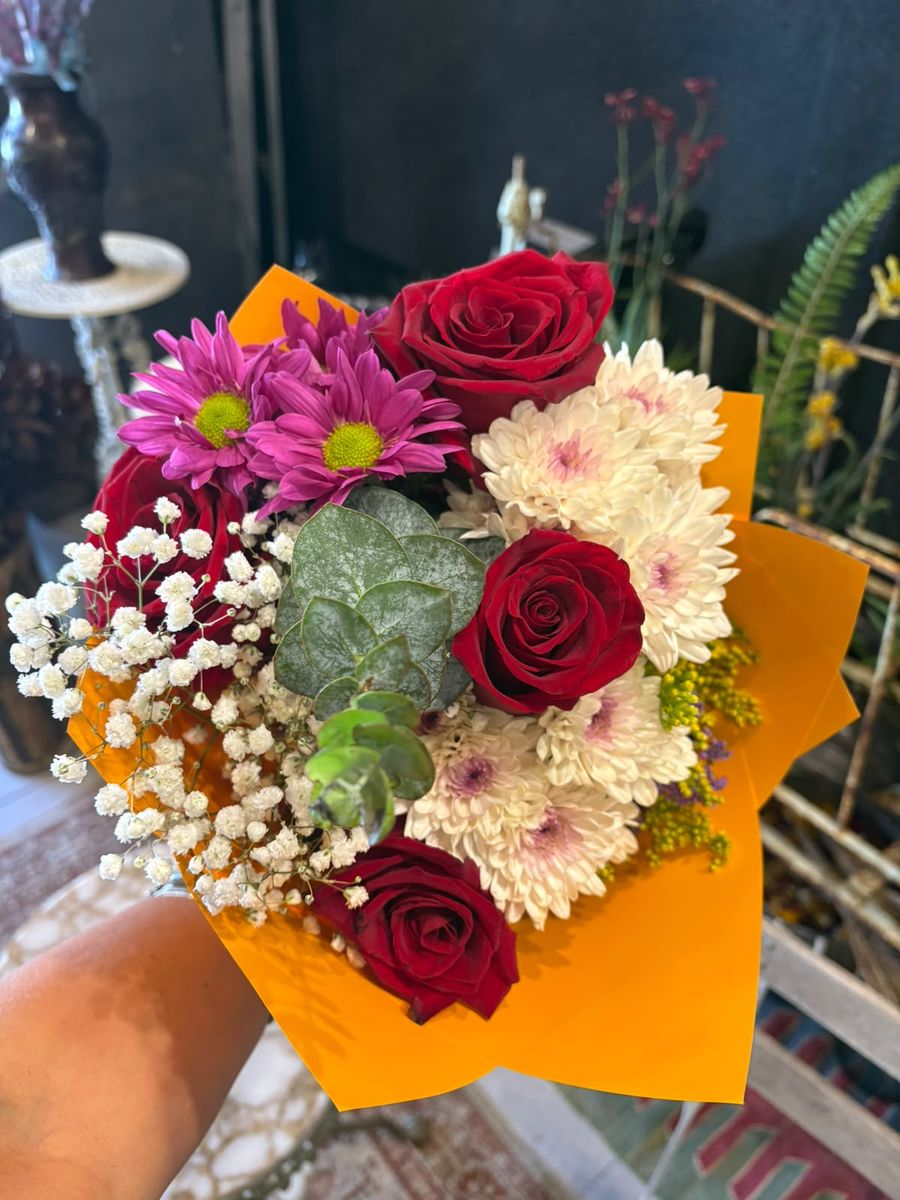 Ramo de rosas rojas y crisantemos